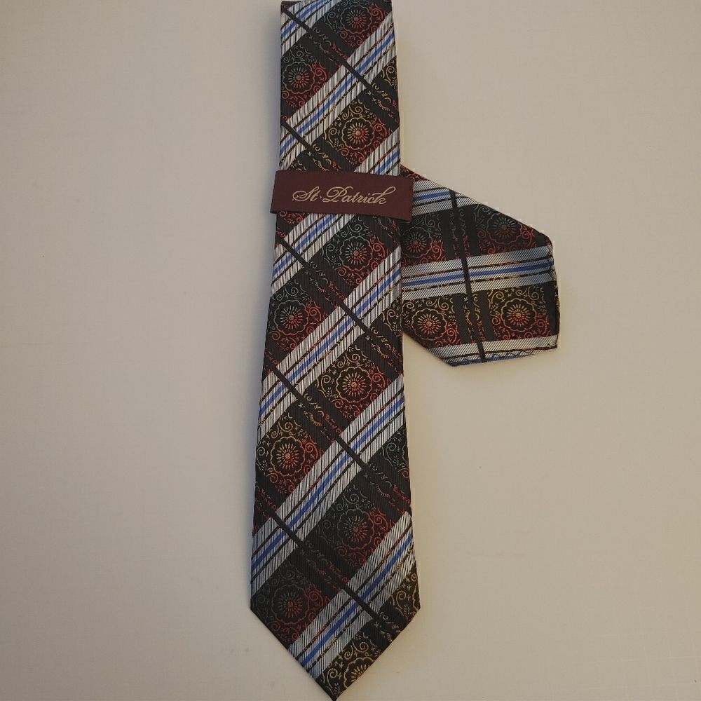 MEN'S ST. PATRICK TIE AND POCKET SQUARE SET.